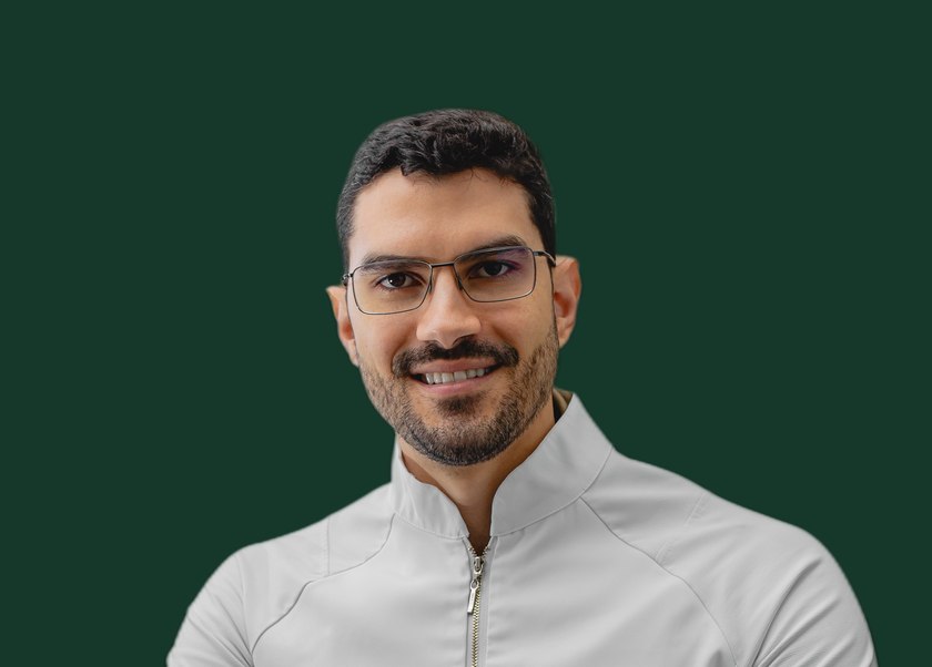 Thiago Sampaio, nutricionista, sorrindo de jaleco